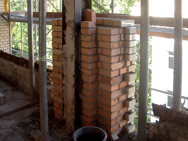 Formsteine im Bereich des Fensteranschlags