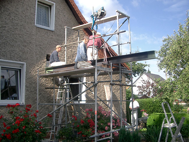 Arbeitsgeruest an der Giebelseite des Hauses