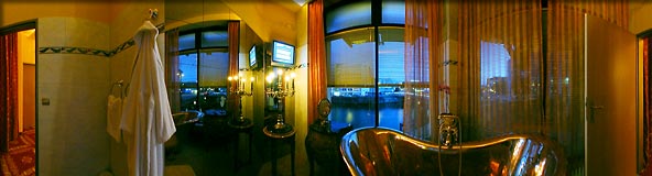 360-Grad-Panorama-Bronzebad-der-Luxussuite-Artist-Riverside-Hotel-Spa-Berlin