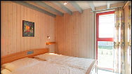 Ferienhaus Seerose Blick in Schlafzimmer und Wohnraum